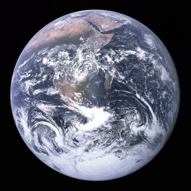 Snímek Modrá skleněnka (The Blue Marble) pořízený misí Apollo 17. Zdroj: Wikipedia.